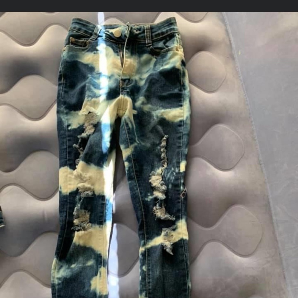 Clothing - Picture 7 of 11